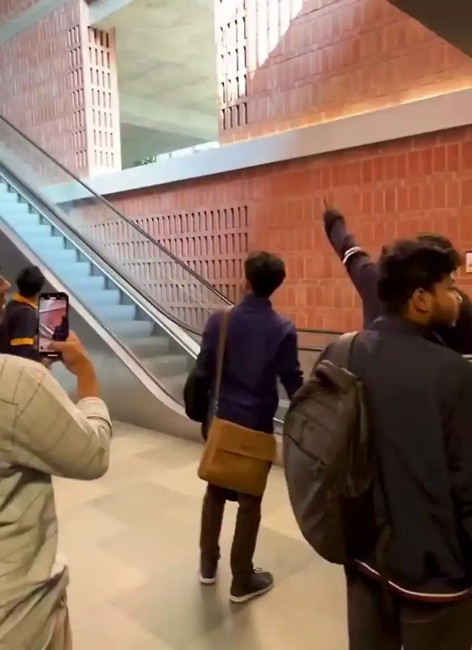 فیلم حادثه عجیب روی پله برقی دانشگاه بنگلادش