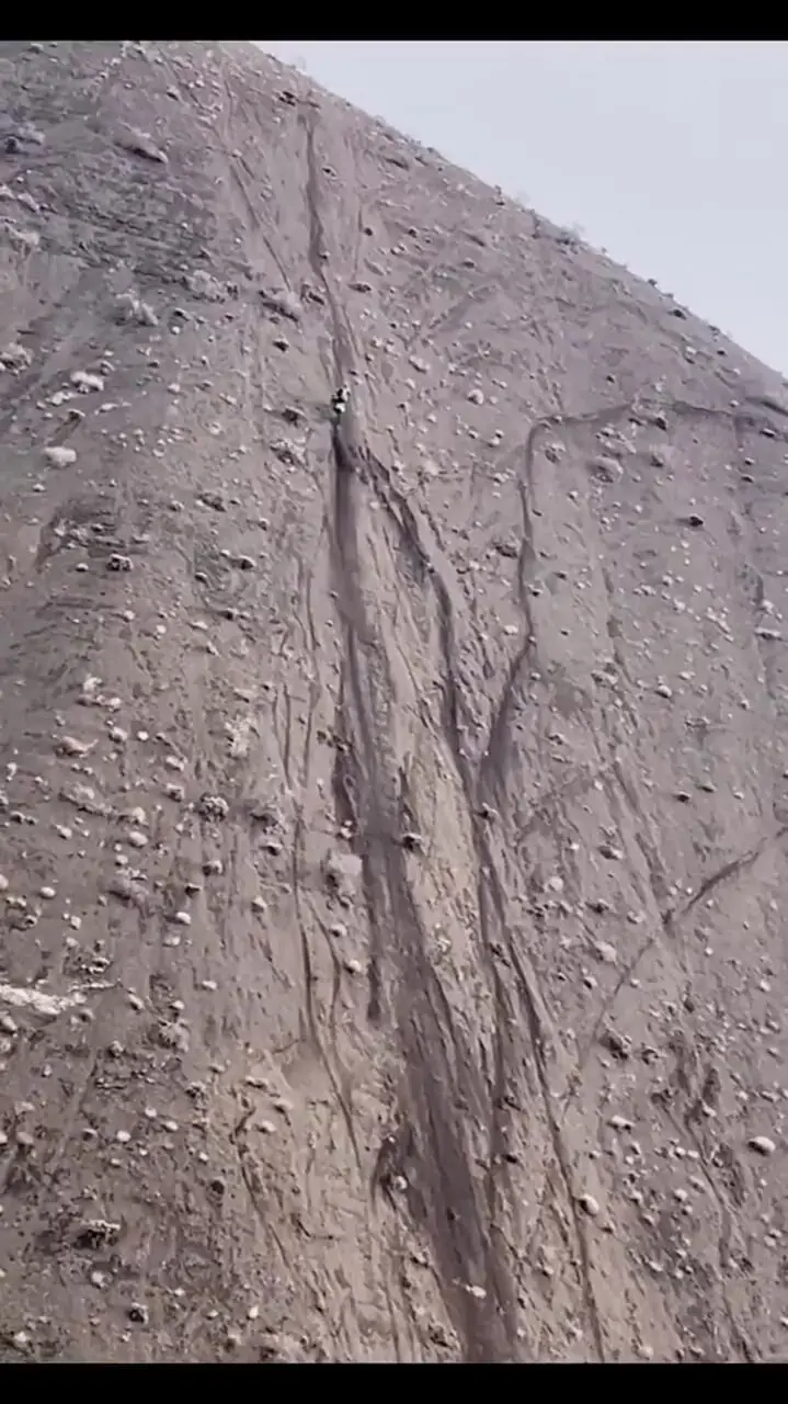 فیلم موتورسوار روی لبه مرگ در ارتفاعات کوهستان