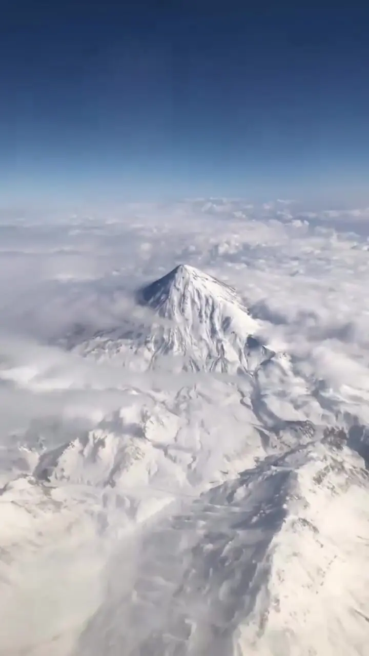 فیلم دماوند برفی از فراز آسمان و عظمت قله ایران