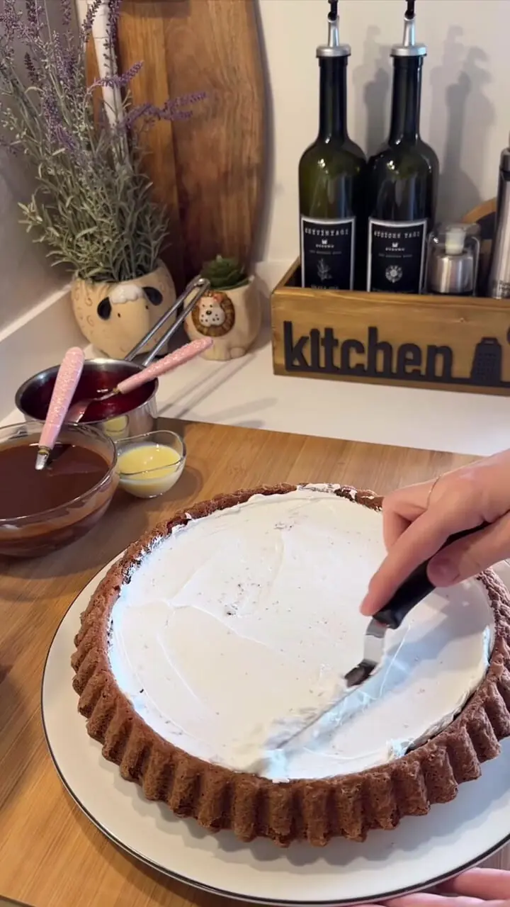 فیلم طرز تهیه کیک شکلاتی با سس میوه تازه