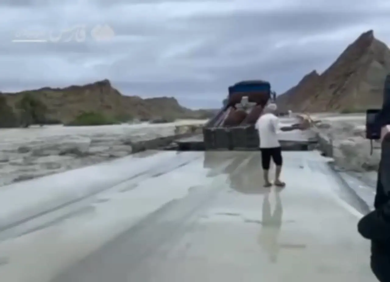 فیلم لحظه فروریختن پل و بلعیده شدن کامیون سنگین در سیل هرمزگان