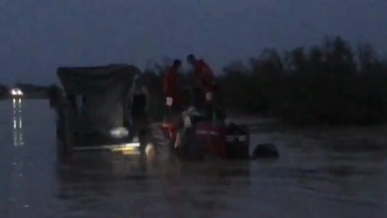 فیلم گرفتار شدن راننده کامیون در سیلاب کرمان