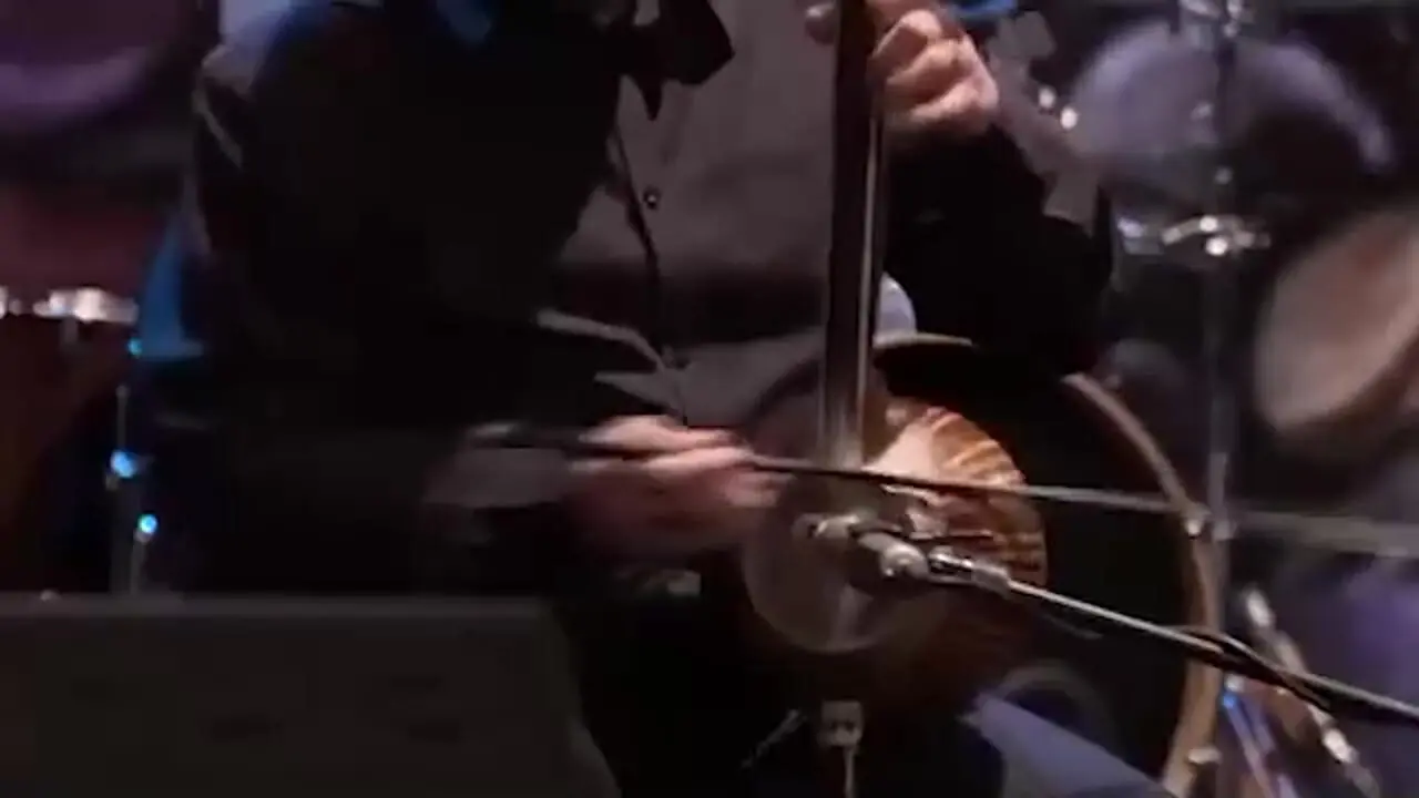 فیلم/ غم عشقت مرا از پای افکند/ تصنیف جانسوز تیرمژگان با آواز ماندگار همایون شجریان و مهران مدیری/ آوازی که هوش از سرت میپرونه