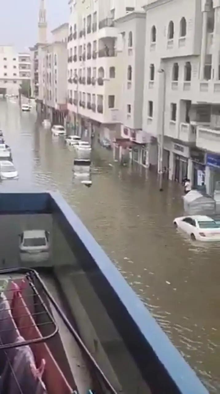بحران آبگرفتگی در امارات؛ تصاویر نگران‌کننده از خیابان‌های اصلی + فیلم
