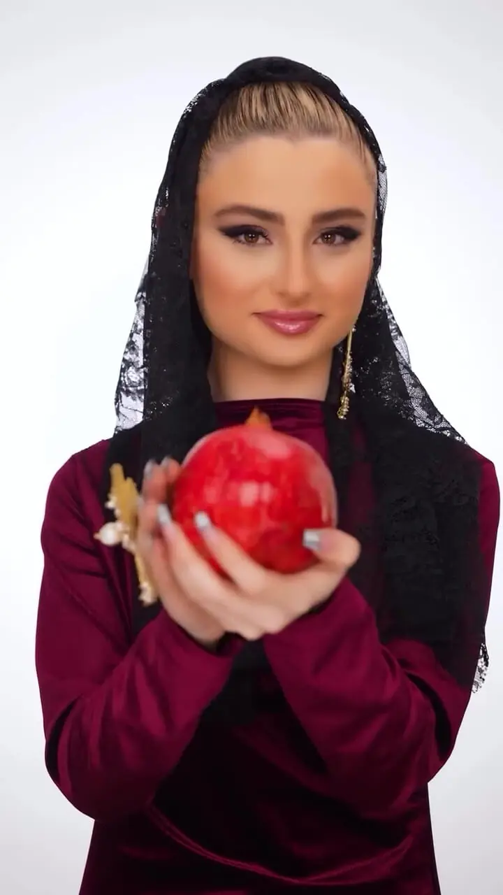 فیلم یلدایی جذاب سارا و نیکا فرقانی دوقلوهای سریال پایتخت با آرایش و استایل زنانه ../ چقدر تغییر کردن ...