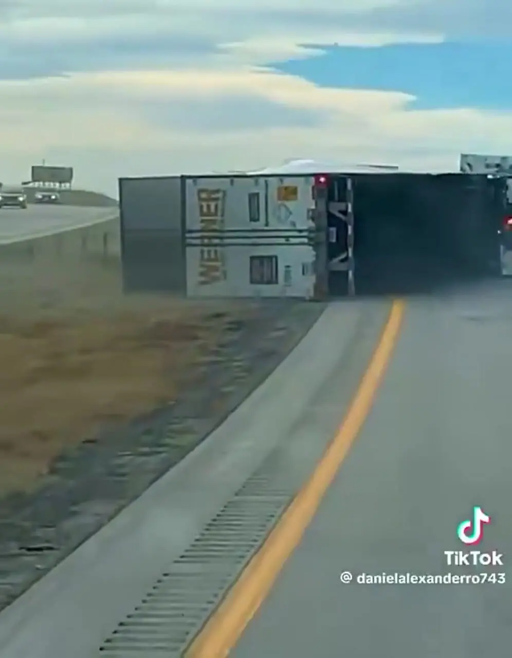 فیلم واژگون شدن کامیون بر اثر باد شدید در آمریکا