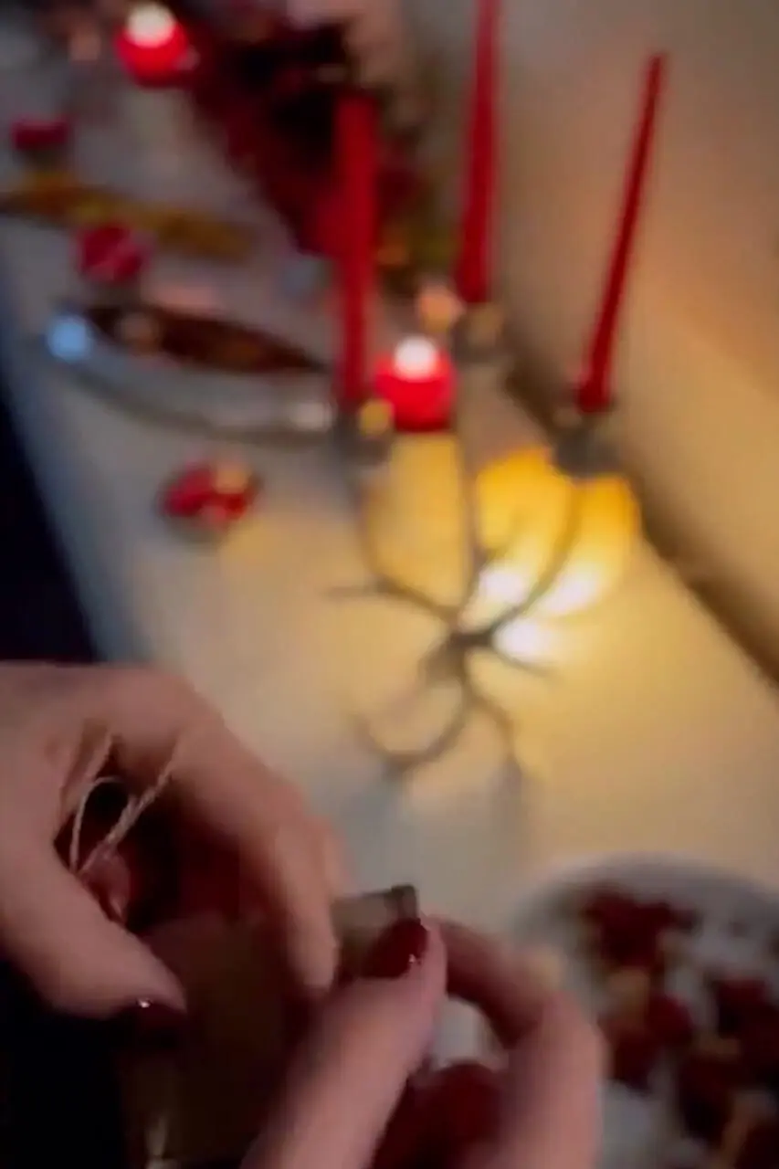 فیلم /  نگاهی به چیدمان و دیزاین مجلل سفره شب یلدای لوکس و پر طمطراق بهاره افشاری مزین شده به فال حافظ