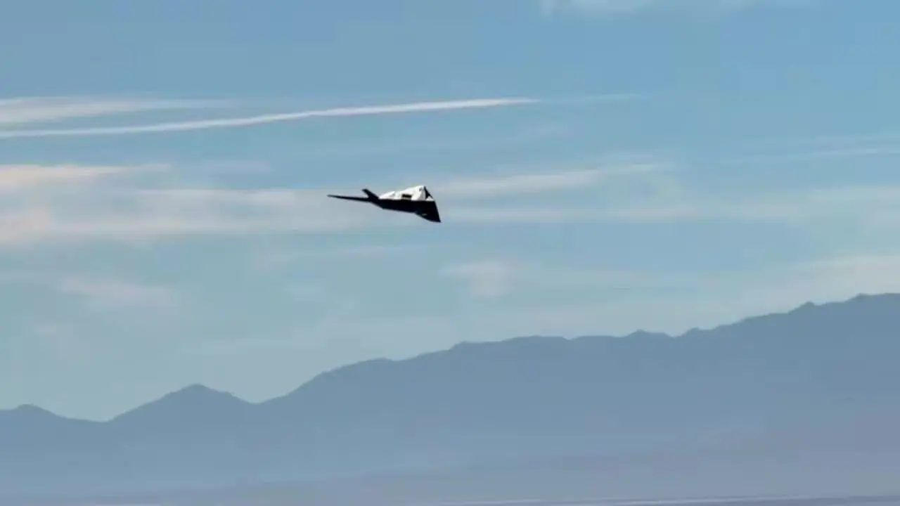 فیلم پرواز دوباره جنگنده اف ۱۱۷ در صحرای نوادا