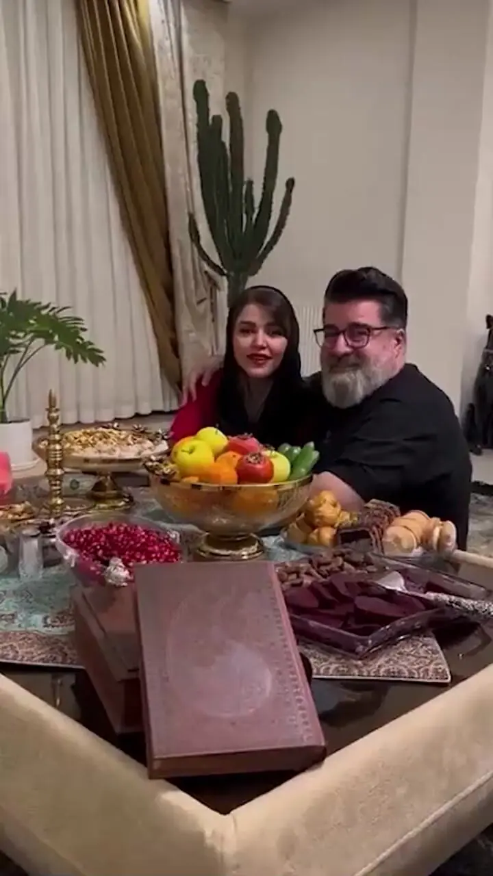 فیلم / نگاهی به چیدمان میز یلدایی مجلل و با اصالت مهدی یغمایی با سلیقه همسرش /  شوخی های یلدایی مهدی یغمایی و  نگار خانوم که  عاشقانه هم نیست ...