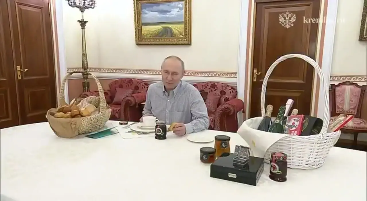 فیلم هدیه جالب یک فروشگاه به رئیس جمهور روسیه
