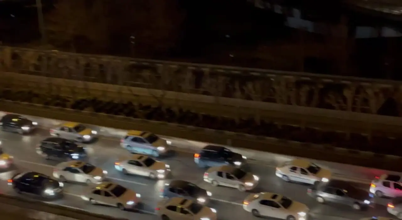 ترافیک سنگین در شب یلدا در اتوبان چمران تهران