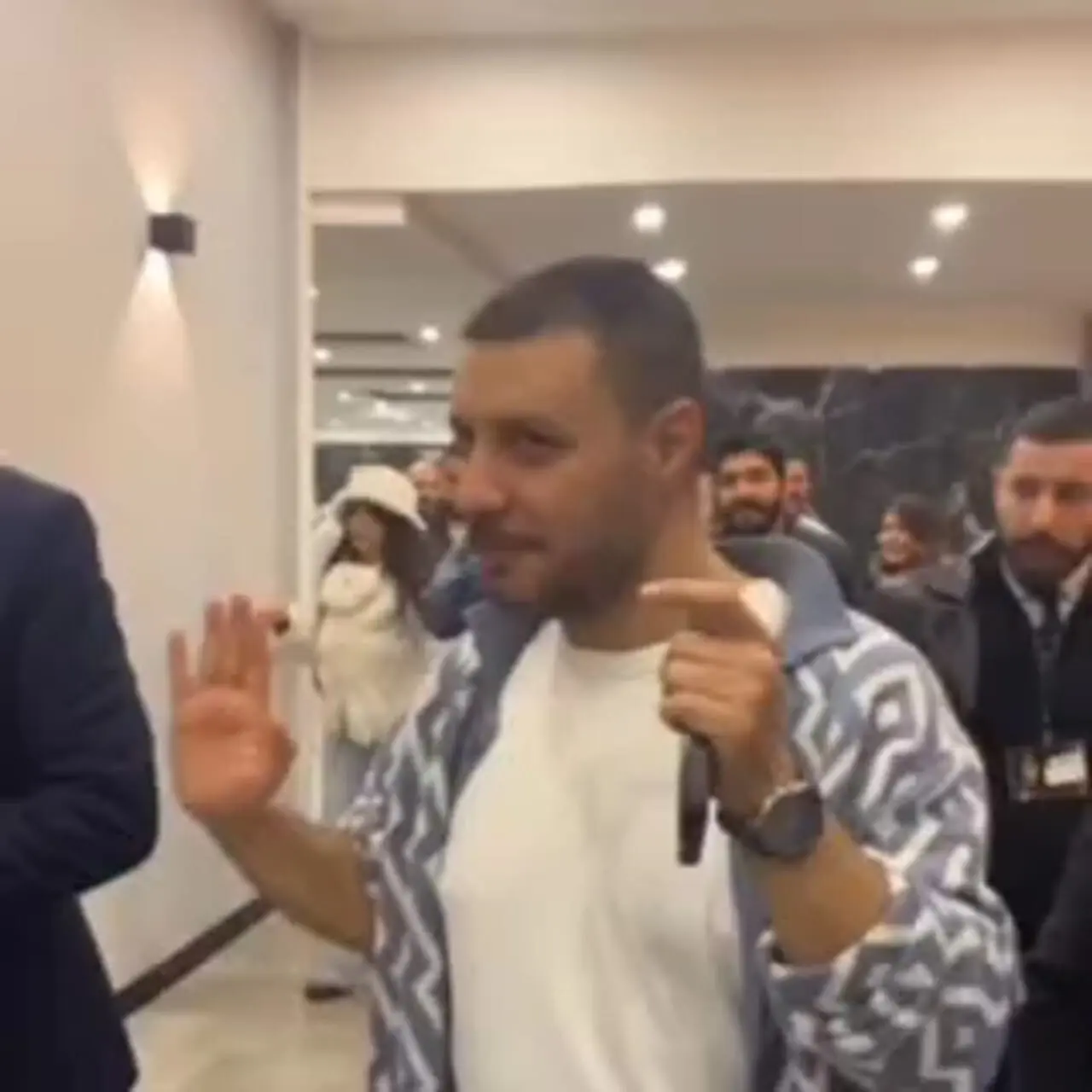 فیلم / جواد عزتی به حراست جشن حافظ : «دستمو ول کنید، خودم می‌رم» .../ ای بابا ...