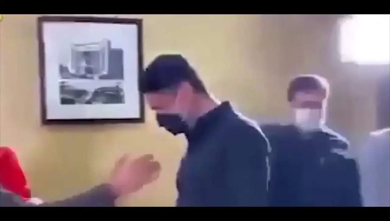 فیلم/لحظه غم‌انگیز و اشک آلود از مراسم ختم آزاده نامداری/ گریه و ضجه دلخراش توسط همسر این مجری  پرپر شده / همسرش در غم‌های بی‌پایان...!