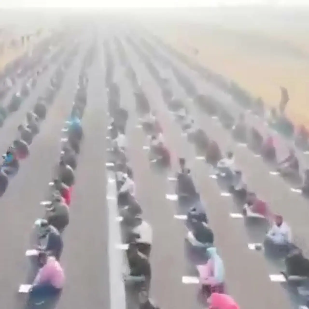 برگزاری امتحانات دانش‌آموزان بر روی باند فرودگاه در اودیسا + فیلم