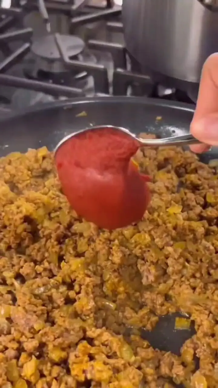 فیلم طرز تهیه ماکارونی سنتی با تهدیگ سیب زمینی