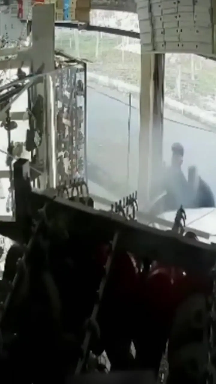 فیلم / پراید زنی را در پیاده رو درو کرد و داخل کفاشی رفت!