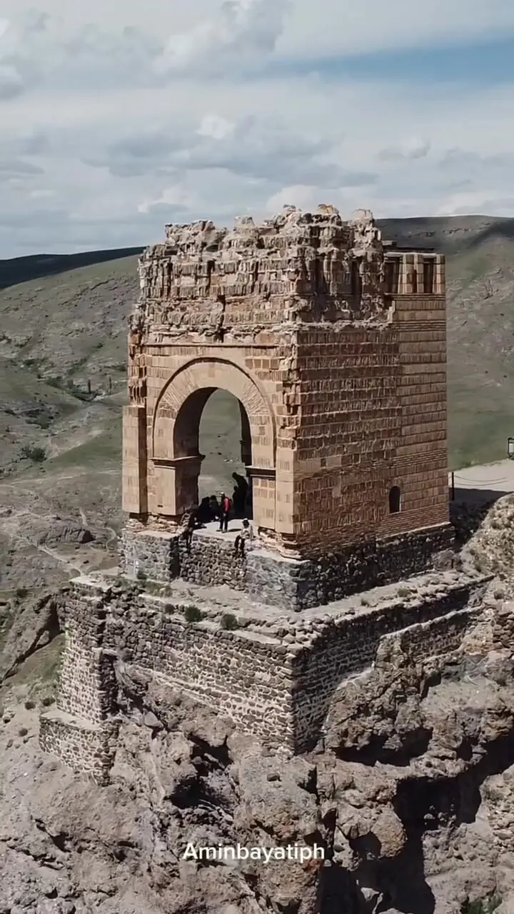 فیلم معماری باستانی قلعه ضحاک هشترود