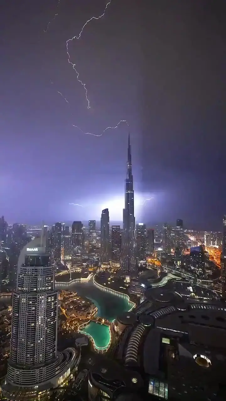 فیلم برخورد دیدنی صاعقه به آسمان خراش برج خلیفه در دبی