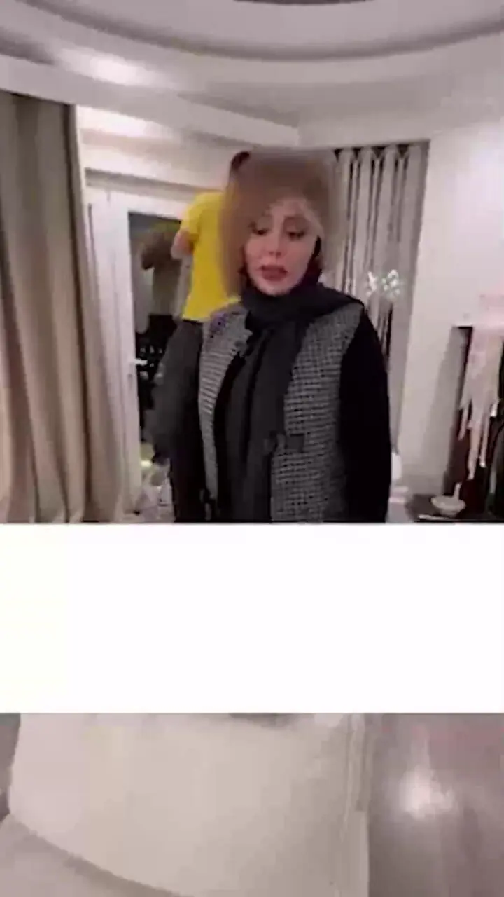 فیلم/ دکوراسیون جذاب خانه نیوشا ضیغمی / از مبلمانی سفید رنگ و ترکیب پرده‌های پانچی و مکرومه تا پذیرایی دلباز و شاهانه/ پرده‌های اتاق لنا رو دیدید؟