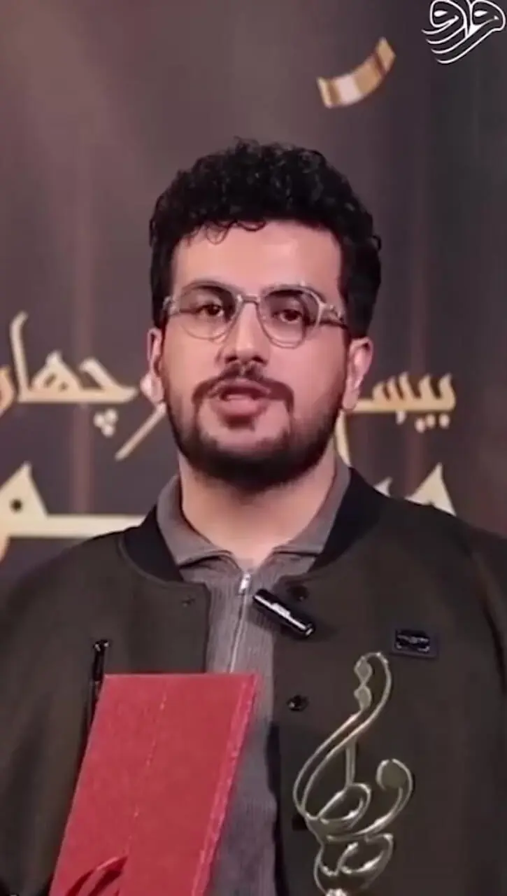 فیلم/ نوشابه باز کردن امیرحسین قیاسی بعد از دریافت جایزه حافظ: حق به حق دار رسید ولی در تعجبم که چرا ...