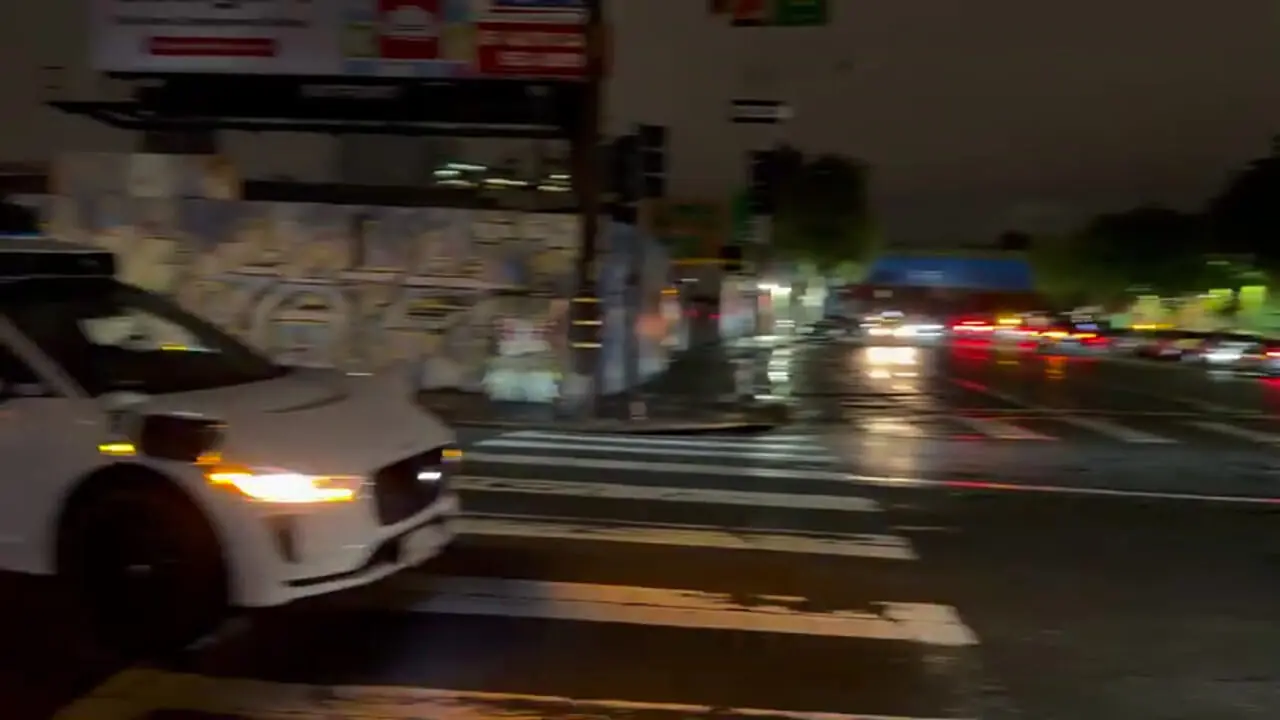 قطعی برق تاکسی‌های خودران ویمو رو زمین گیر کرد! + فیلم