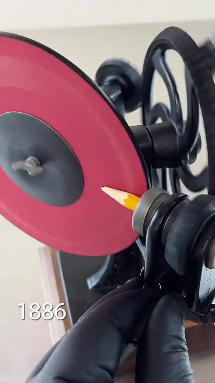 چطور دانش‌آموزان ۱۹۲۰ مدادهایشان را تیز می‌کردند + فیلم