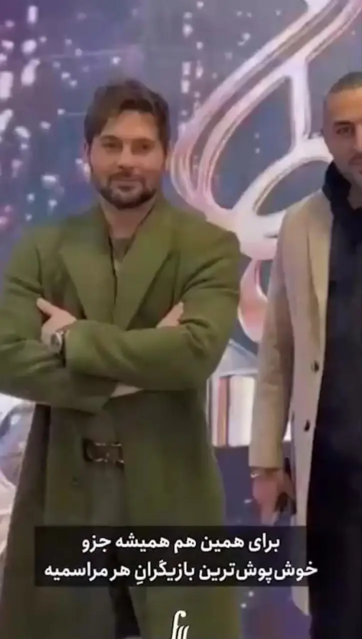 فیلم/ دانیال عبادی و یک قدم جلوتر از جمع؛ نگاهی به استایل جسورانه با پالت سبز پاییزی بازیگر خوشتیپ در جشن حافظ