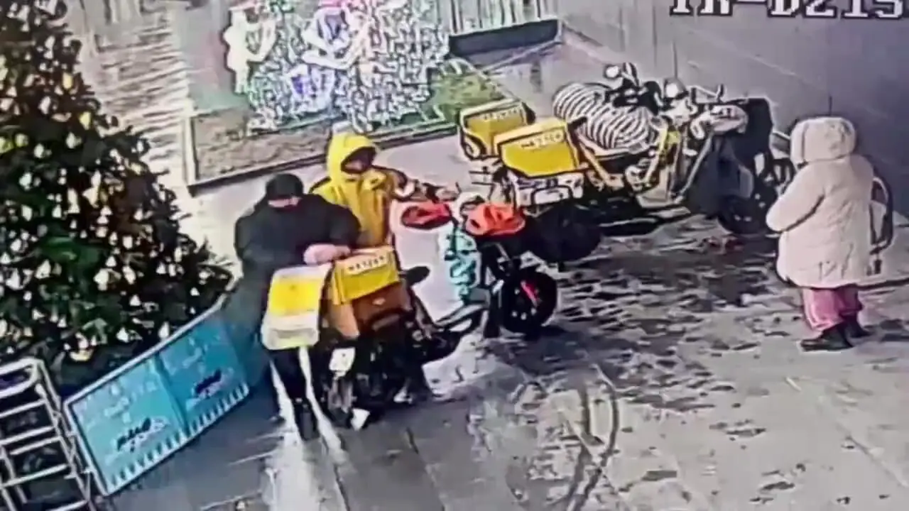 فیلم لحظه تحویل دو کودک توسط پیک های موتوری به مادرانشان