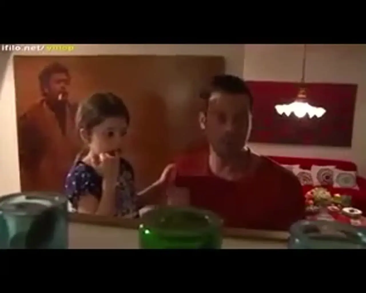 فیلم/ چرخی در خانه پژمان بازغی/ از پرده‌هایی چندرنگ و مبلمانی ساده تا نصب گلیم روی دیوار، لوستر کریستالی قدیمی و ...