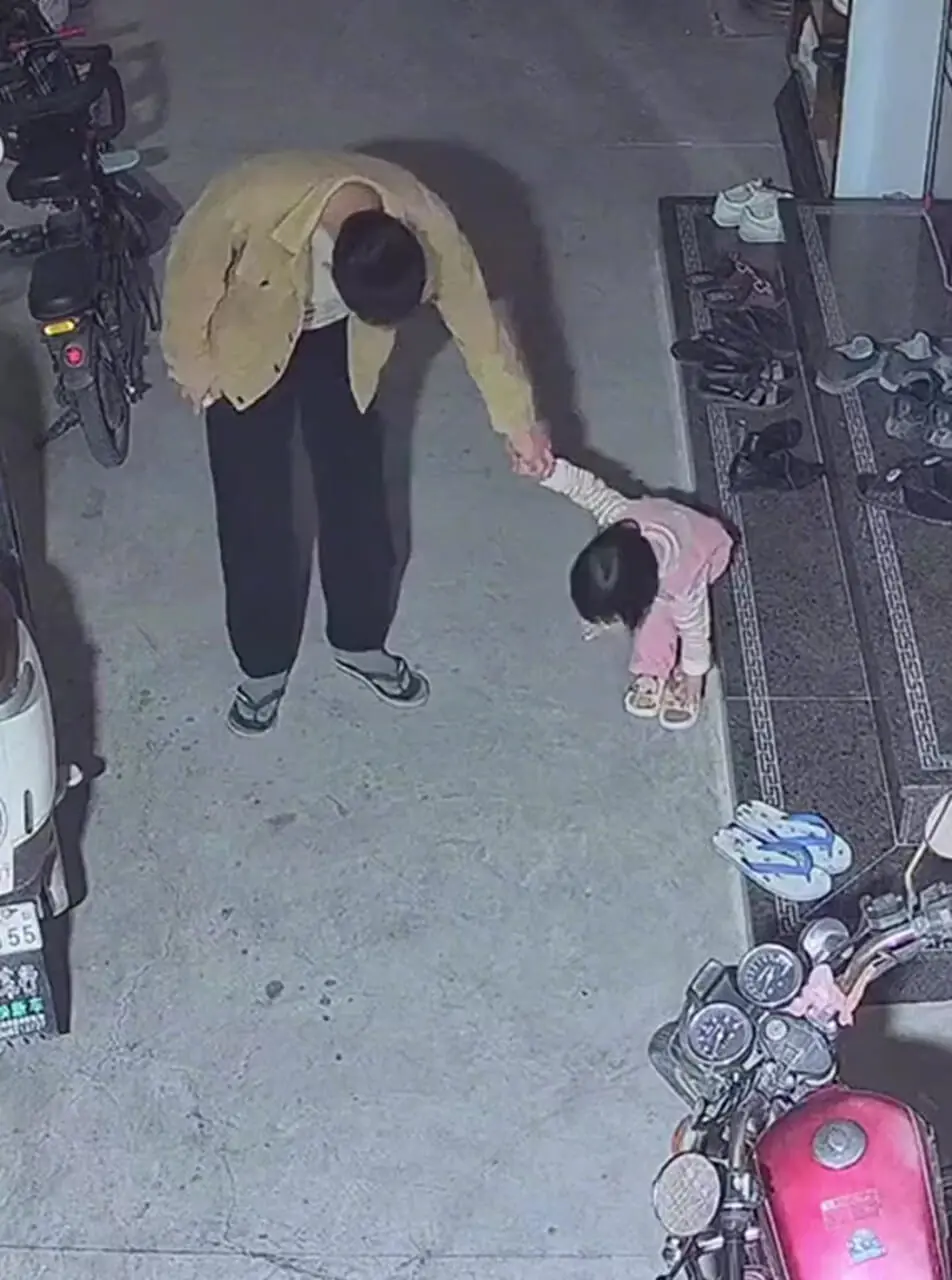 فیلم تلاش بامزه کودک برای پوشیدن دمپایی