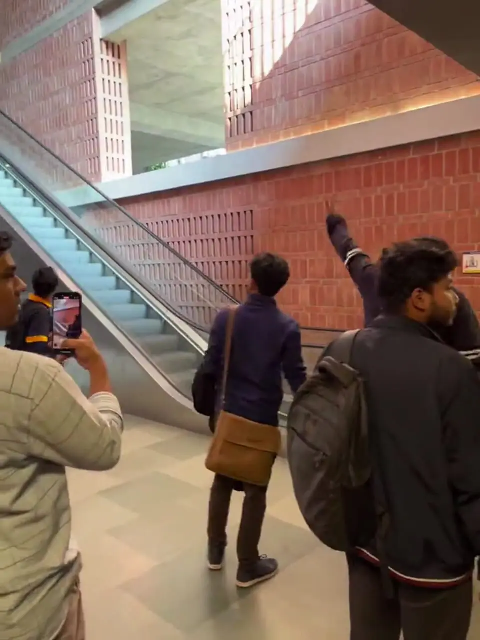 فیلم پله برقی خراب و واکنش سریع دانشجویان