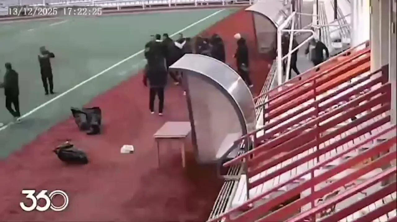 جزئیات زد و خورد اطرافیان محمود فکری با دو خبرنگار در ورزشگاه / عادل فردوسی پور : محمودخان، فکر این‌جاهایش را نکرده بود!