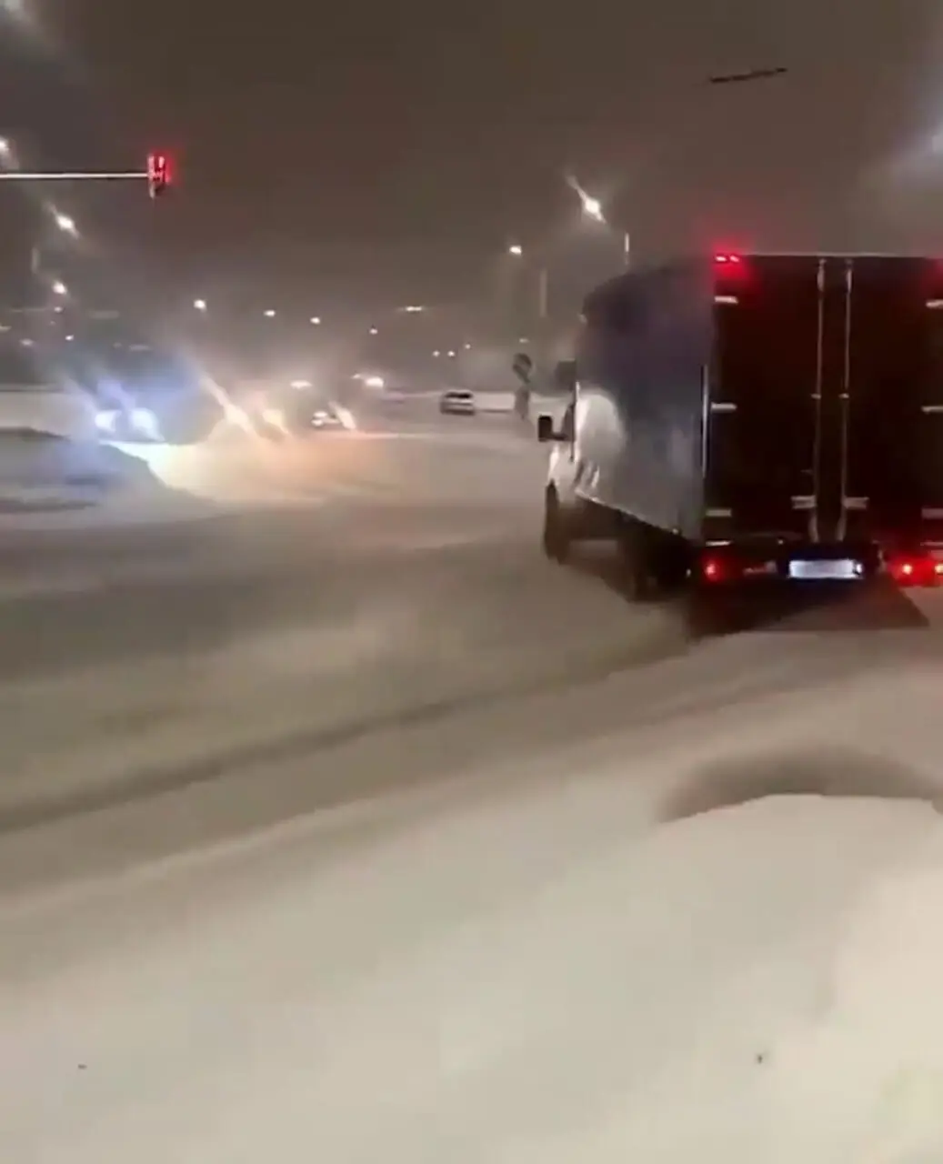 فیلم دریفت خطرناک کامیون در خیابان برفی