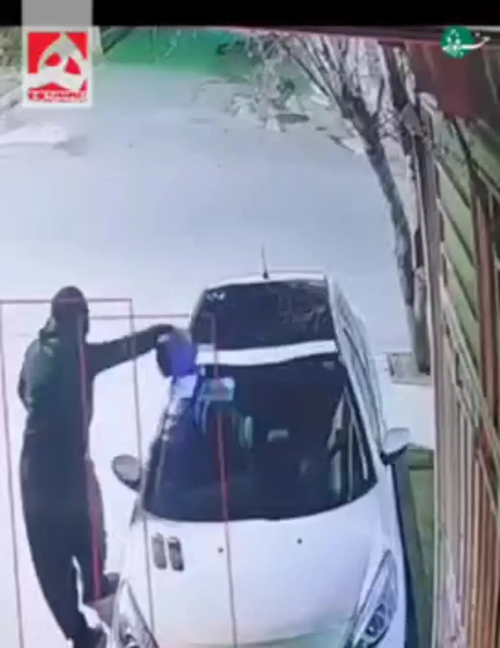 فیلم به آتش کشیدن ناجوانمردانه پژو 207 توسط یک مرد نقاب دار / ببینید چقدر خونسرد است 