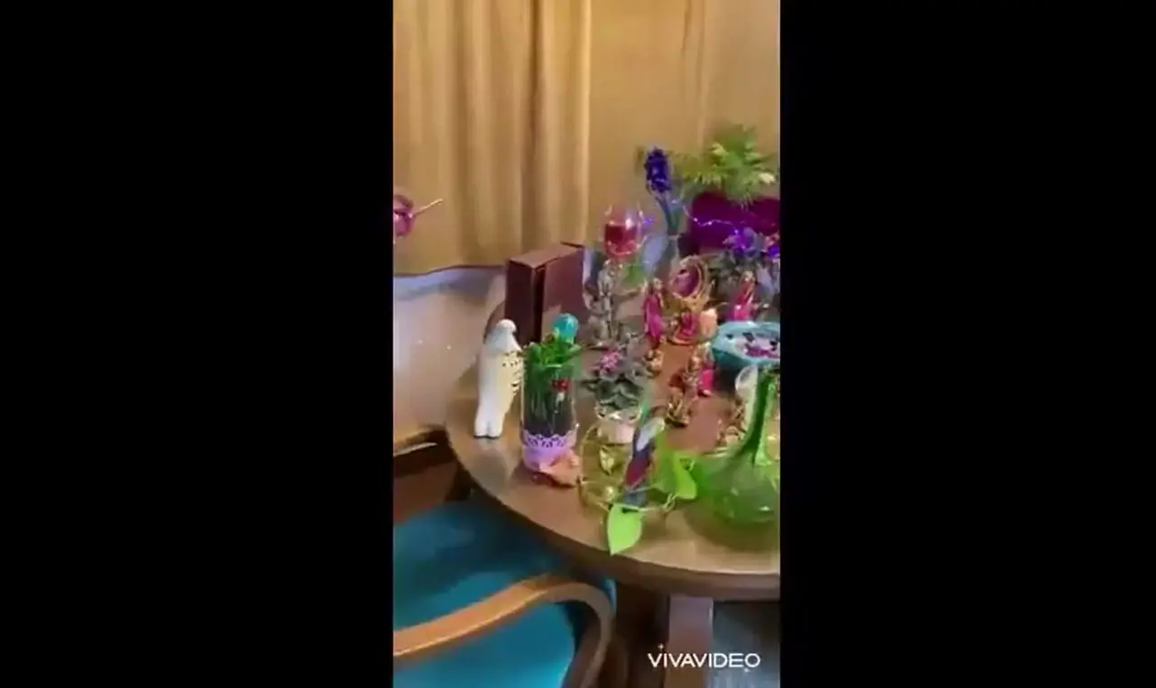 فیلم / نگاهی به چیدمان خانه دوبلکس ساغر عزیزی بازیگر نقش فرح پهلوی بعد جدایی/ از آجرچینی های روستایی تا حصیر های نوستالژی