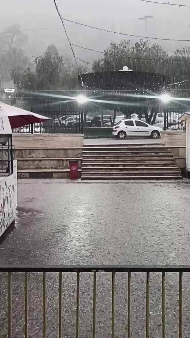 فیلم / هم اکنون؛ بارش سنگین باران در نمک آبرود مازندران