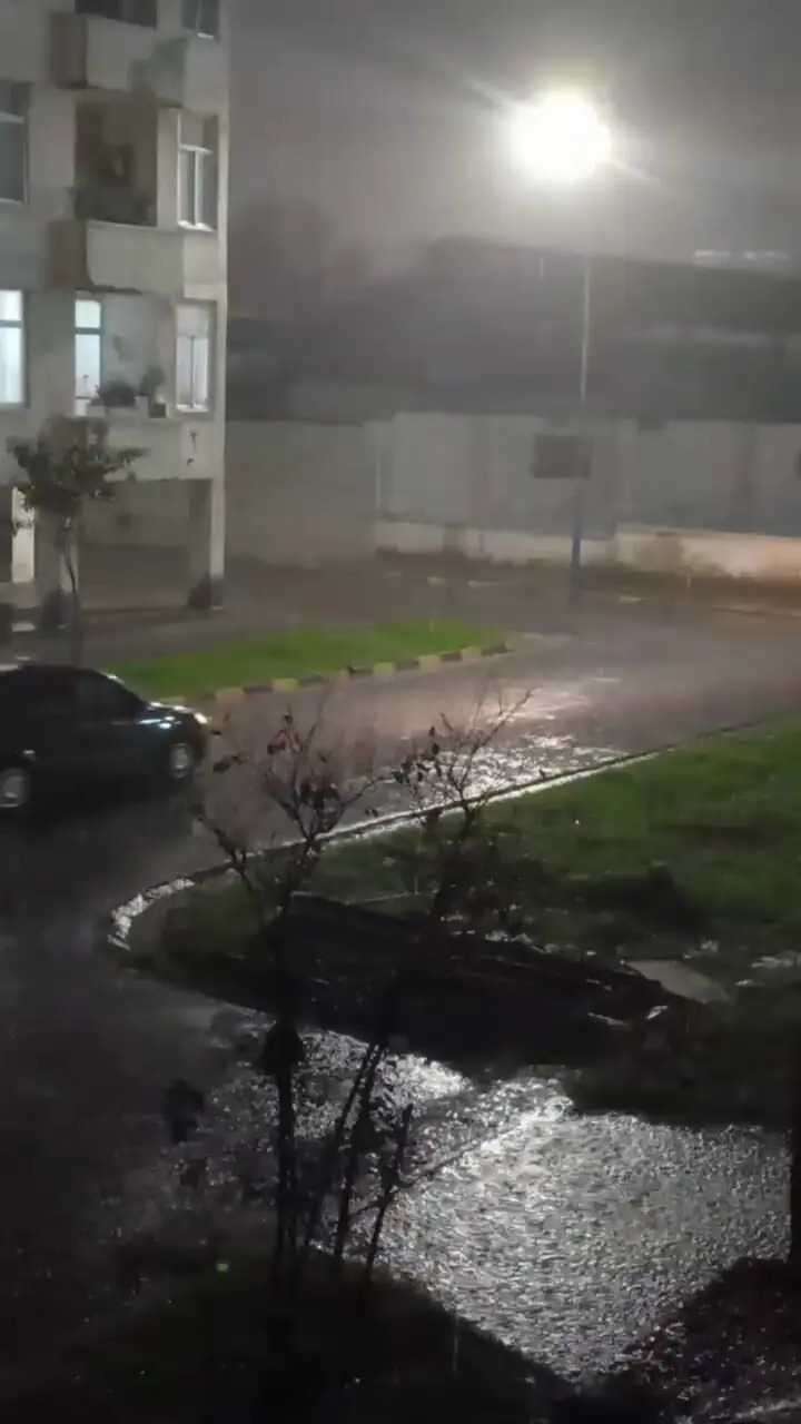 فیلم انزلی زیر بارش شدید باران