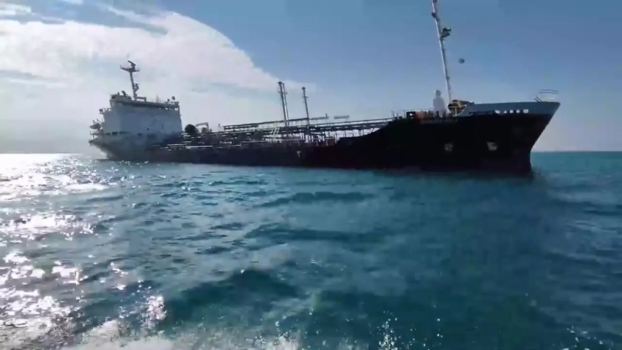 ناگفته های توقیف کشتی نفت کش در قشم از زبان مقام قضائی هرمزگان + فیلم لحظه توقیف کشتی