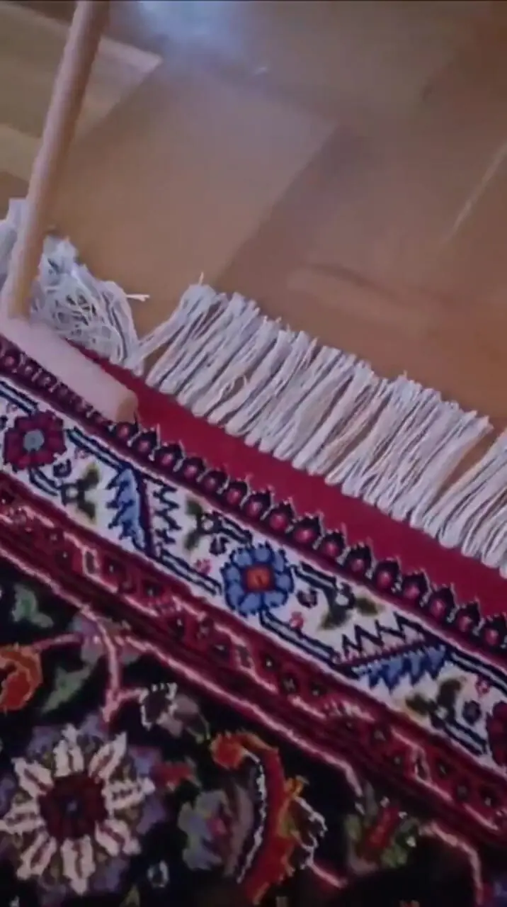 فیلم / مرتب کردن ریشه فرش با شانه مخصوص