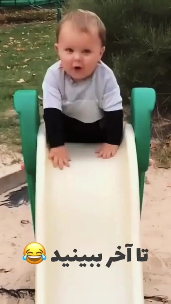 لحظه خنده‌دار کودکی که با مزه روی زمین افتاد + فیلم