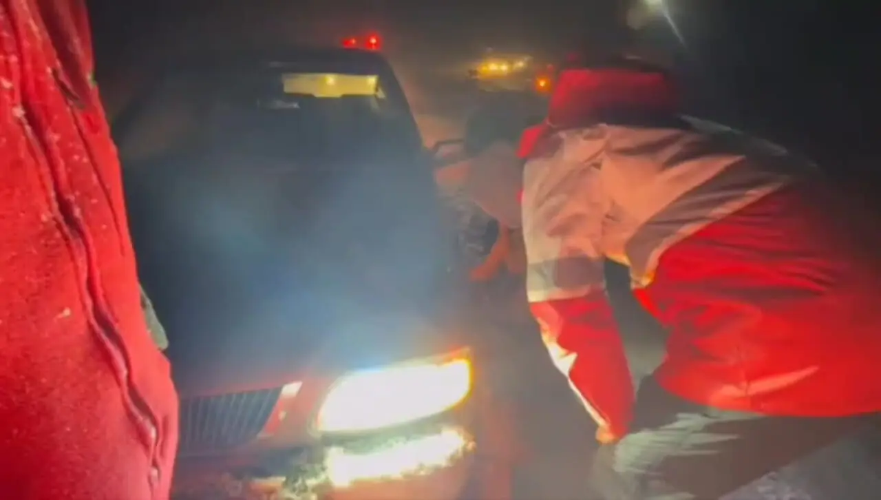  رهاسازی خودروهای گرفتار در برف و کولاک محور نقده ـ پیرانشهر + فیلم