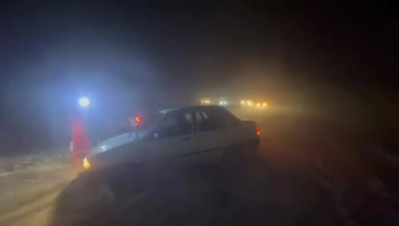 فیلم نجات خودروهای گرفتار شده در برف و کولاک محور نقده