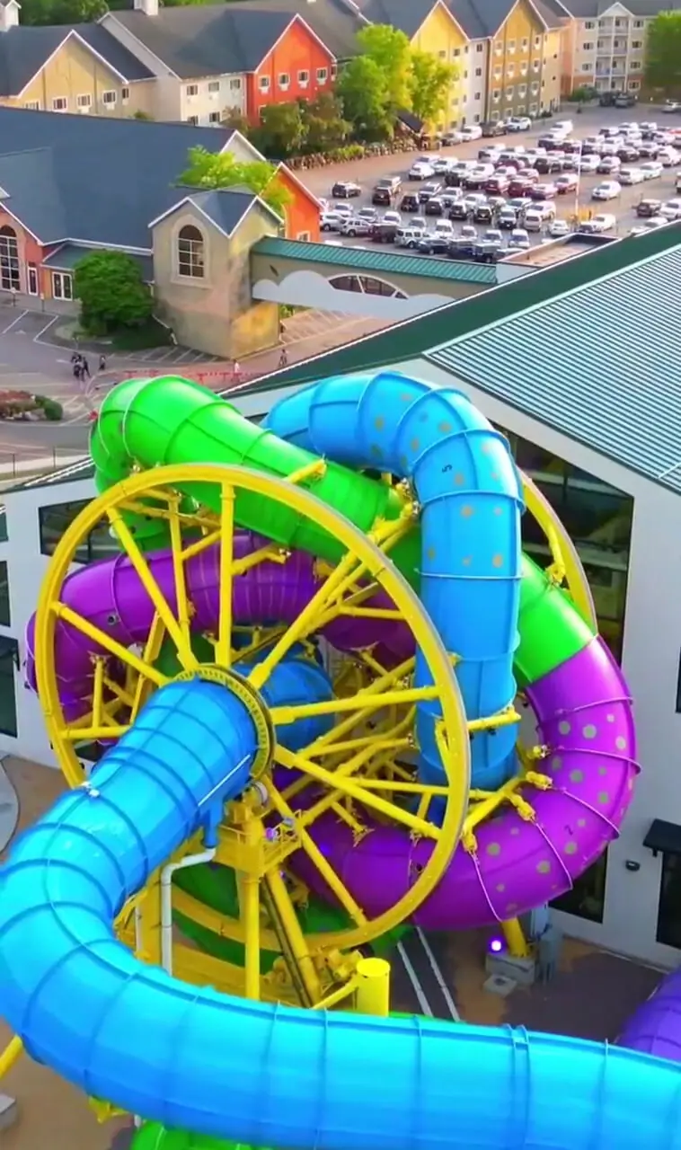 سرسره آبی و چرخ و فلک / تجربه‌ای تازه از سرگرمی + فیلم