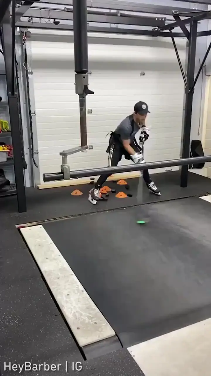 تمرین سخت و متفاوت بازیکن هاکی / توپ در برابر موانع + فیلم