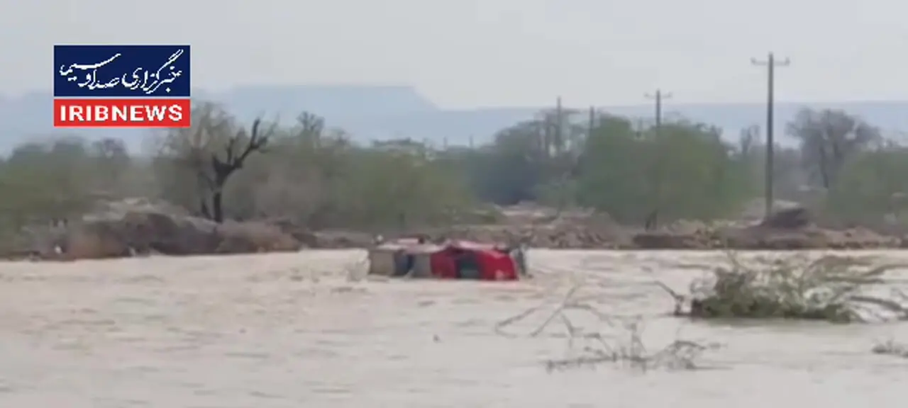 فیلم بلعیده شدن یک خودرو با راننده اش در سیل پارسیان هرمزگان 