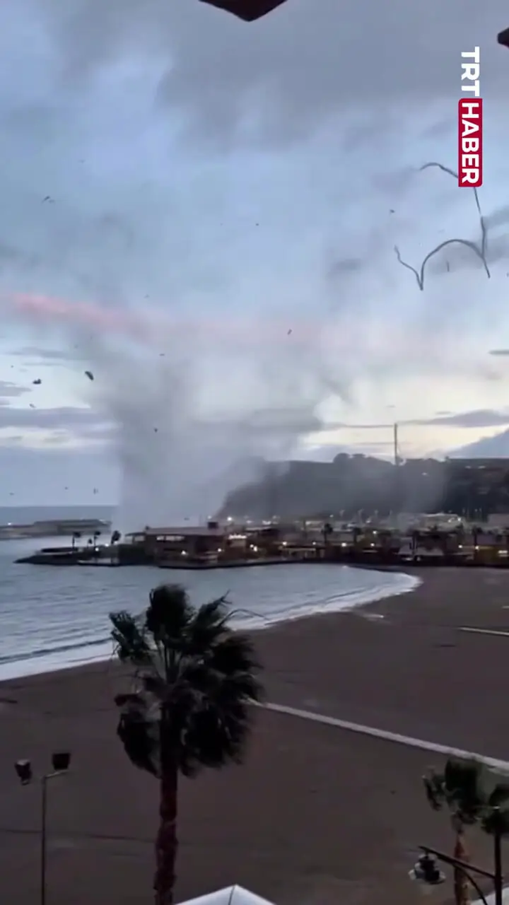 فیلم گردباد دریایی در سواحل اسپانیا