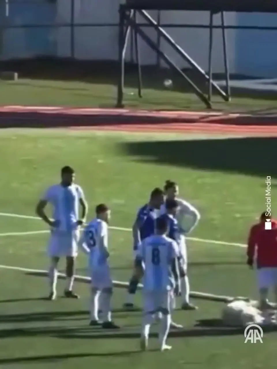 فیلم حضور غیرمنتظره سگ در زمین فوتبال