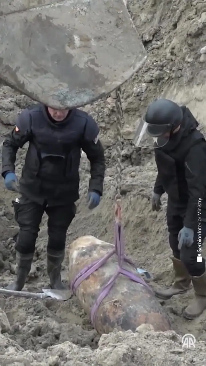 فیلم لحظه کشف و خنثی سازی بمب قدیمی در صربستان