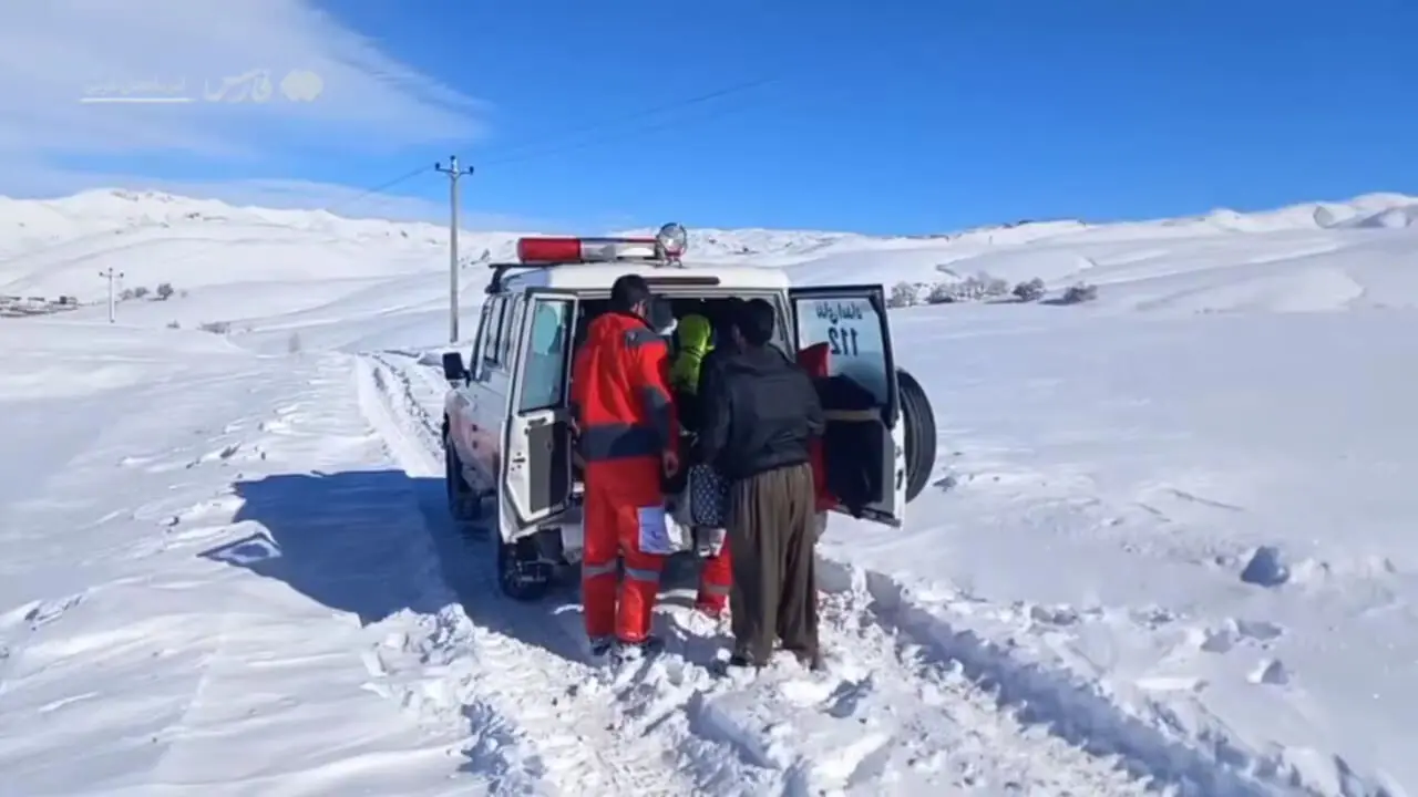 فیلم/  تولد کودک برفی در آمبولانس وسط بوران شدید