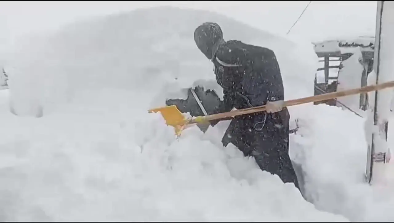 فیلم بارش سنگین برف و مدفون شدن ماشین ها در بانه